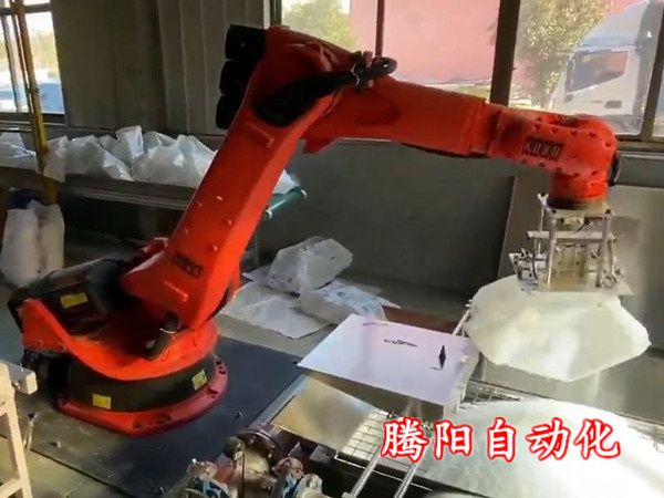 氧化鐵拆包機(jī)機(jī)械手解決拆包作業(yè)中的粉塵問題
