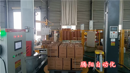 箱裝A4紙使用立柱碼垛機代替人工碼垛